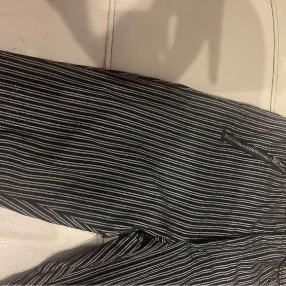 👖HOLLISTER SKINNY BLACK & GRAY STRIPED PANTS👖 - Picture 3 of 8
